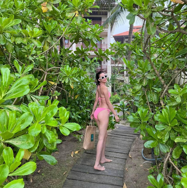 Chọn bikini giản đơn vẫn hút ánh nhìn, chỉ có thể là Tiểu Vy - Hình 2 Chon bikini gian don van hut anh nhin, chi co the la Tieu Vy-Hinh-2