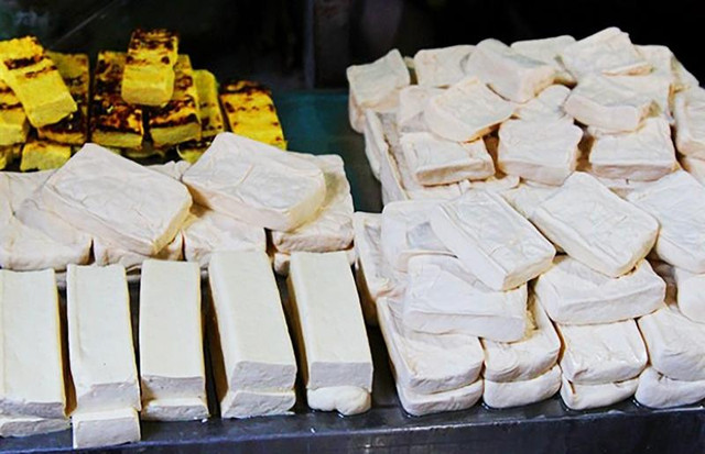 3 dấu hiệu bất thường của đậu phụ mà người bán không bao giờ ăn - Hình 2 3 dau hieu bat thuong cua dau phu ma nguoi ban khong bao gio an-Hinh-2