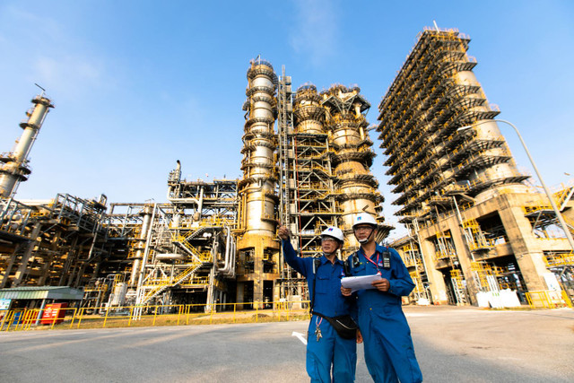 Sản lượng của Lọc dầu Dung Quất vượt kế hoạch, doanh thu 11 tháng 92.848 tỷ San luong cua Loc dau Dung Quat vuot ke hoach, doanh thu 11 thang 92.848 ty