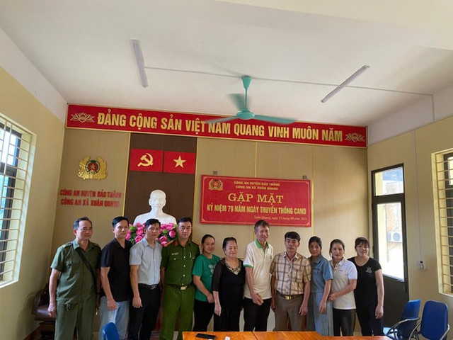 Bọc vàng quên trong đồ từ thiện vùng lũ đã được trả cho chủ nhân Boc vang quen trong do tu thien vung lu da duoc tra cho chu nhan