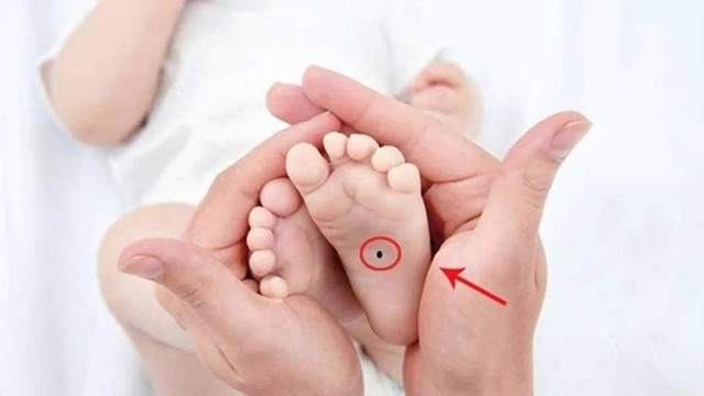 Trẻ có 4 nốt ruồi tượng trưng Tài - Lộc - Phúc, trọn đời may mắn - Hình 3 Tre co 4 not ruoi tuong trung Tai - Loc - Phuc, tron doi may man-Hinh-3