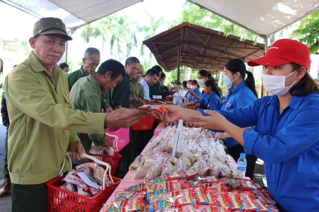 Tặng quà các Mẹ VNAH, gia đình thương binh, liệt sỹ tại Hà Giang - Hình 9 Tang qua cac Me VNAH, gia dinh thuong binh, liet sy tai Ha Giang-Hinh-9
