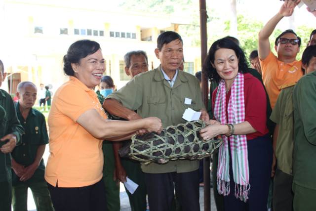 Tặng quà các Mẹ VNAH, gia đình thương binh, liệt sỹ tại Hà Giang - Hình 7 Tang qua cac Me VNAH, gia dinh thuong binh, liet sy tai Ha Giang-Hinh-7
