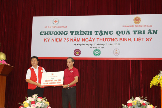 Tặng quà các Mẹ VNAH, gia đình thương binh, liệt sỹ tại Hà Giang - Hình 5 Tang qua cac Me VNAH, gia dinh thuong binh, liet sy tai Ha Giang-Hinh-5