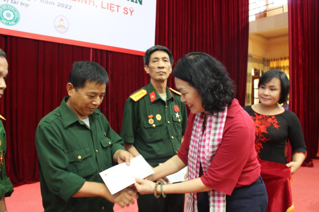 Tặng quà các Mẹ VNAH, gia đình thương binh, liệt sỹ tại Hà Giang - Hình 4 Tang qua cac Me VNAH, gia dinh thuong binh, liet sy tai Ha Giang-Hinh-4