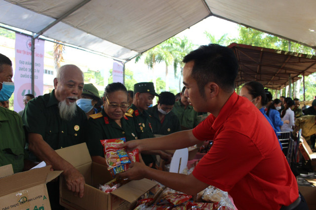 Tặng quà các Mẹ VNAH, gia đình thương binh, liệt sỹ tại Hà Giang - Hình 8 Tang qua cac Me VNAH, gia dinh thuong binh, liet sy tai Ha Giang-Hinh-8