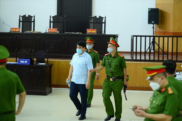 Ông Nguyễn Đức Chung nộp bệnh án và 85 bằng khen, giấy khen đến tòa án Ong Nguyen Duc Chung nop benh an va 85 bang khen, giay khen den toa an