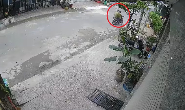 2 tên trộm ngang nhiên "rinh" đồ trước cửa nhà dân gây phẫn nộ 2 ten trom ngang nhien