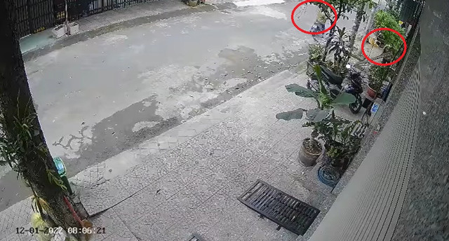 2 tên trộm ngang nhiên "rinh" đồ trước cửa nhà dân gây phẫn nộ - Hình 2 2 ten trom ngang nhien