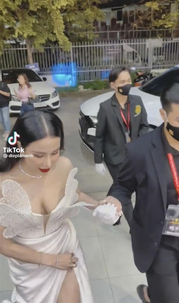Diệp Lâm Anh cam thường trắng phát sáng, đẹp không thua Hoa hậu - Hình 2 Diep Lam Anh cam thuong trang phat sang, dep khong thua Hoa hau-Hinh-2