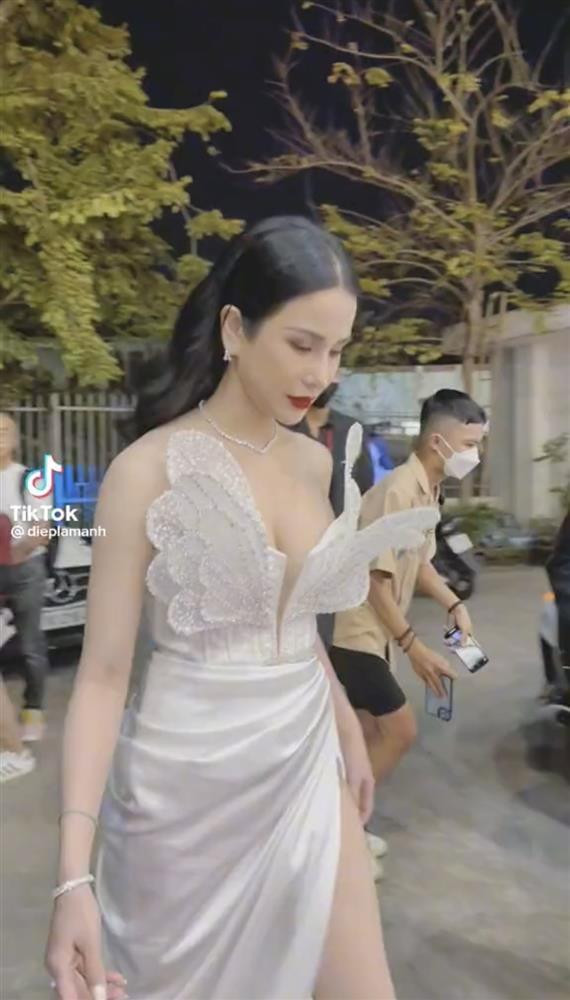 Diệp Lâm Anh cam thường trắng phát sáng, đẹp không thua Hoa hậu - Hình 3 Diep Lam Anh cam thuong trang phat sang, dep khong thua Hoa hau-Hinh-3