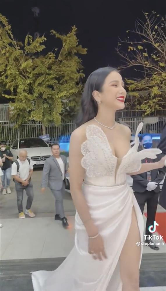 Diệp Lâm Anh cam thường trắng phát sáng, đẹp không thua Hoa hậu - Hình 4 Diep Lam Anh cam thuong trang phat sang, dep khong thua Hoa hau-Hinh-4