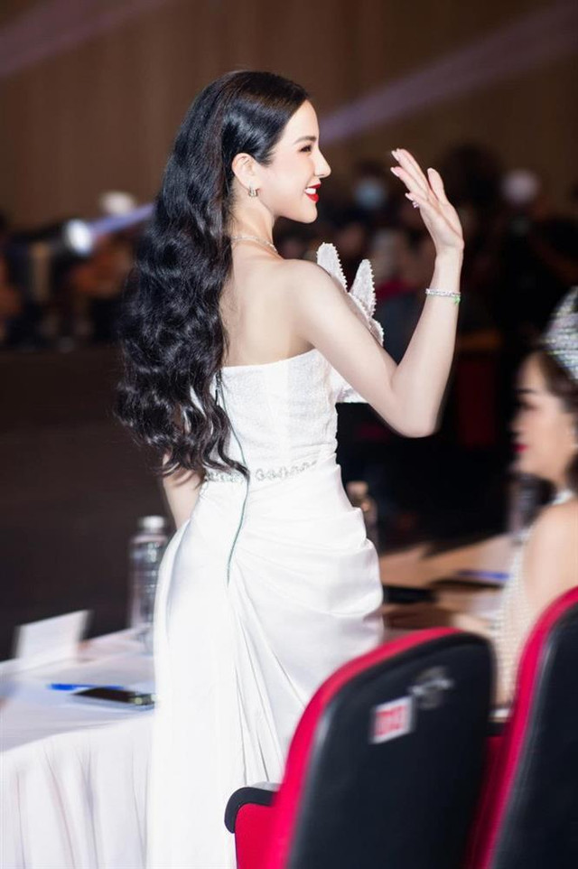Diệp Lâm Anh cam thường trắng phát sáng, đẹp không thua Hoa hậu - Hình 8 Diep Lam Anh cam thuong trang phat sang, dep khong thua Hoa hau-Hinh-8