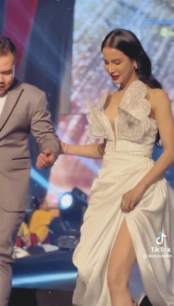 Diệp Lâm Anh cam thường trắng phát sáng, đẹp không thua Hoa hậu - Hình 5 Diep Lam Anh cam thuong trang phat sang, dep khong thua Hoa hau-Hinh-5