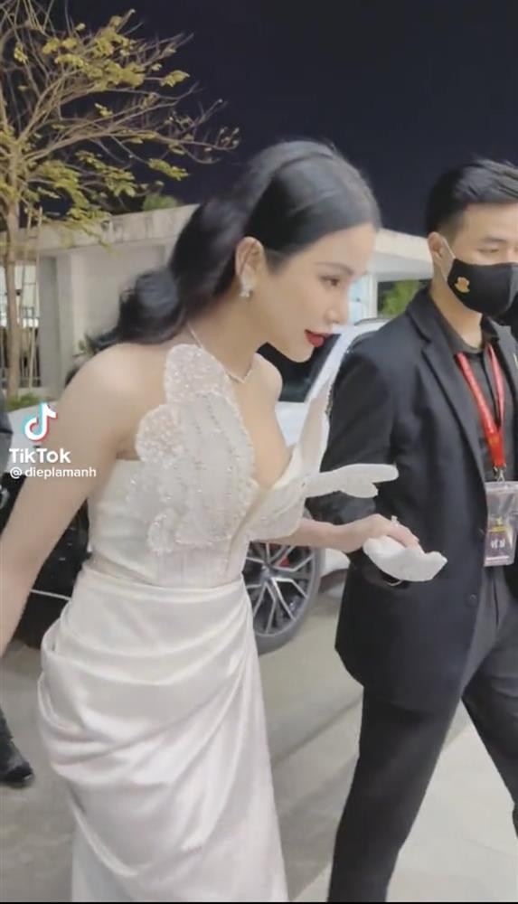 Diệp Lâm Anh cam thường trắng phát sáng, đẹp không thua Hoa hậu Diep Lam Anh cam thuong trang phat sang, dep khong thua Hoa hau