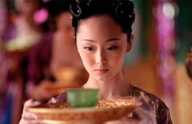 Cung nữ 13 tuổi bật cười khi thấy hoàng đế ngủ gật, một bước đổi đời - Hình 2 Cung nu 13 tuoi bat cuoi khi thay hoang de ngu gat, mot buoc doi doi-Hinh-2