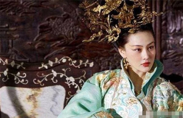 Cung nữ 13 tuổi bật cười khi thấy hoàng đế ngủ gật, một bước đổi đời - Hình 6 Cung nu 13 tuoi bat cuoi khi thay hoang de ngu gat, mot buoc doi doi-Hinh-6
