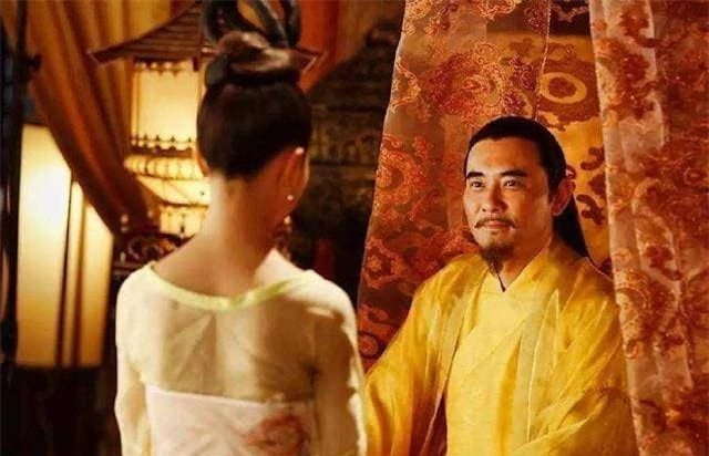 Cung nữ 13 tuổi bật cười khi thấy hoàng đế ngủ gật, một bước đổi đời - Hình 4 Cung nu 13 tuoi bat cuoi khi thay hoang de ngu gat, mot buoc doi doi-Hinh-4