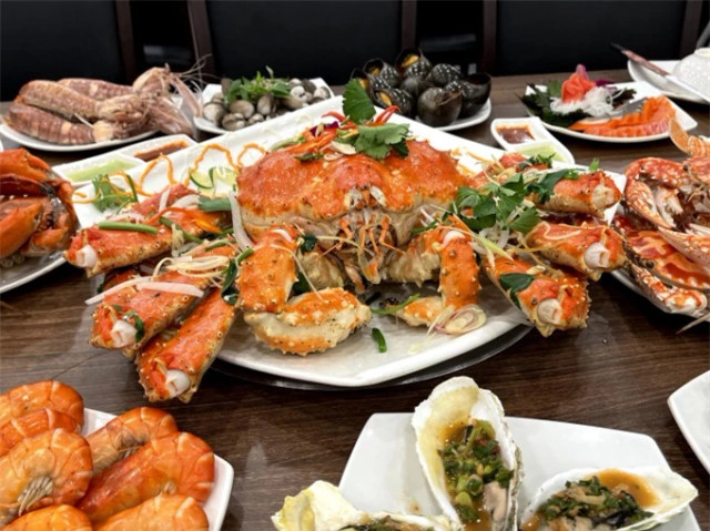 Hẹn hò lần đầu, cô gái gọi cả cua Hoàng Đế về cho anh trai - Hình 2 Hen ho lan dau, co gai goi ca cua Hoang De ve cho anh trai-Hinh-2