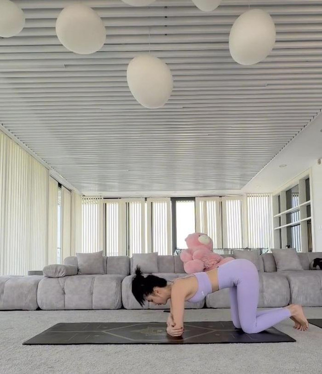 Ngọc Trinh bất ngờ gặp sự cố nguy hiểm lúc tập yoga Ngoc Trinh bat ngo gap su co nguy hiem luc tap yoga