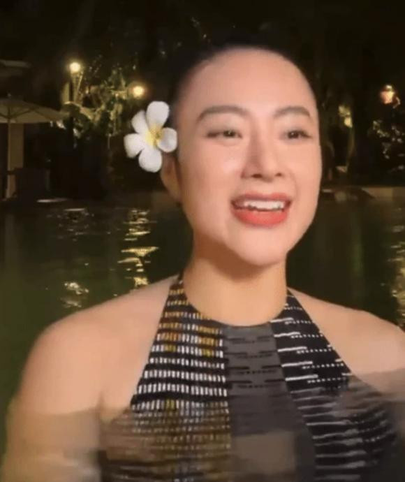 Angela Phương Trinh livestream vui vẻ giữa scandal Angela Phuong Trinh livestream vui ve giua scandal