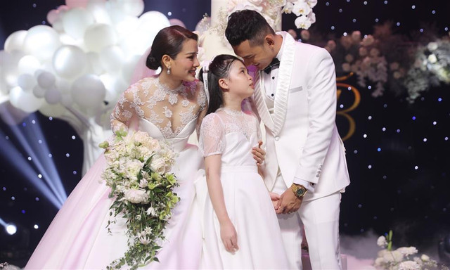 Sao nữ Vbiz ôm theo con riêng đi lấy chồng vẫn được cưng chiều Sao nu Vbiz om theo con rieng di lay chong van duoc cung chieu