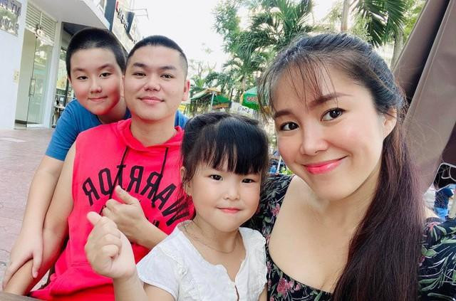 Sao nữ Vbiz ôm theo con riêng đi lấy chồng vẫn được cưng chiều - Hình 4 Sao nu Vbiz om theo con rieng di lay chong van duoc cung chieu-Hinh-4