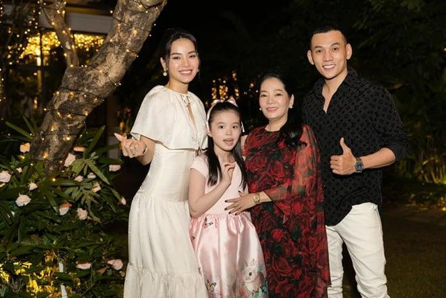 Sao nữ Vbiz ôm theo con riêng đi lấy chồng vẫn được cưng chiều - Hình 3 Sao nu Vbiz om theo con rieng di lay chong van duoc cung chieu-Hinh-3