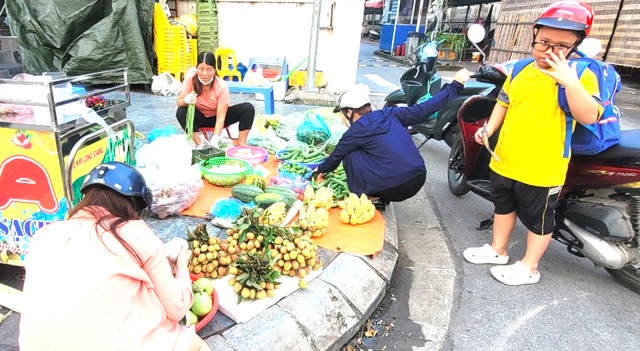 Vải thiều chín sớm bán tại vườn giá gấp đôi năm ngoái - Hình 2 Vai thieu chin som ban tai vuon gia gap doi nam ngoai-Hinh-2