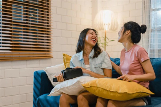 Nhắc chị gái chú ý giữ chồng, chị nói một câu khiến tôi choáng Nhac chi gai chu y giu chong, chi noi mot cau khien toi choang