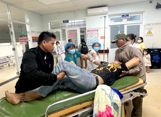 Nữ sinh nguy cơ mù vĩnh viễn do pháo hoa bắn vào mắt Nu sinh nguy co mu vinh vien do phao hoa ban vao mat