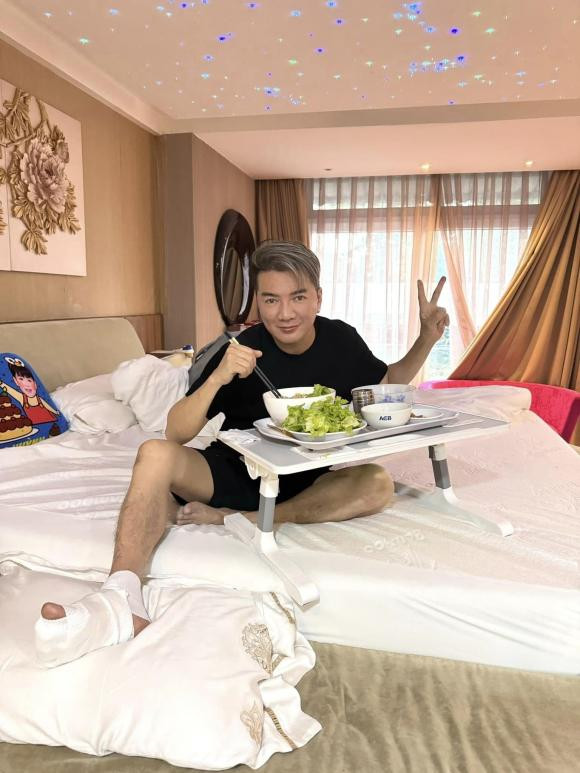 Đàm Vĩnh Hưng sốc nặng khi nhận hóa đơn y tế ở Mỹ - Hình 2 Dam Vinh Hung soc nang khi nhan hoa don y te o My-Hinh-2