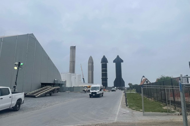 SpaceX phóng thử nghiệm lần 3 tên lửa mạnh nhất thế giới - Hình 2 SpaceX phong thu nghiem lan 3 ten lua manh nhat the gioi-Hinh-2