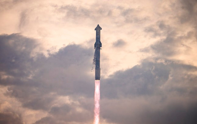 SpaceX phóng thử nghiệm lần 3 tên lửa mạnh nhất thế giới SpaceX phong thu nghiem lan 3 ten lua manh nhat the gioi