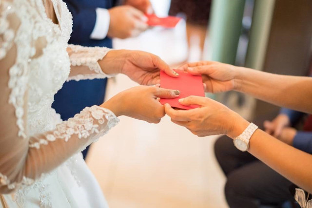 Mời cưới nhưng bạn không đi, cô gái đòi lại tiền mừng trước đây Moi cuoi nhung ban khong di, co gai doi lai tien mung truoc day