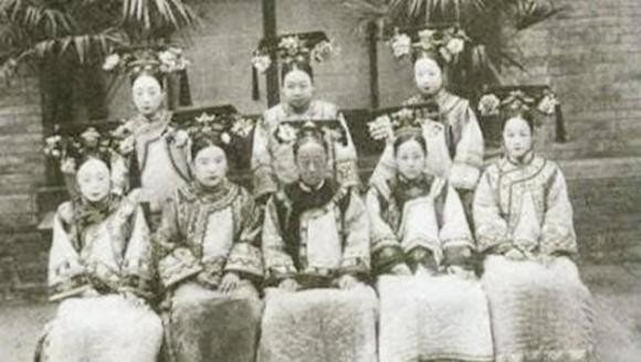 Hoàng đế mới làm gì với mỹ nữ trong hậu cung vua cha để lại? - Hình 2 Hoang de moi lam gi voi my nu trong hau cung vua cha de lai?-Hinh-2