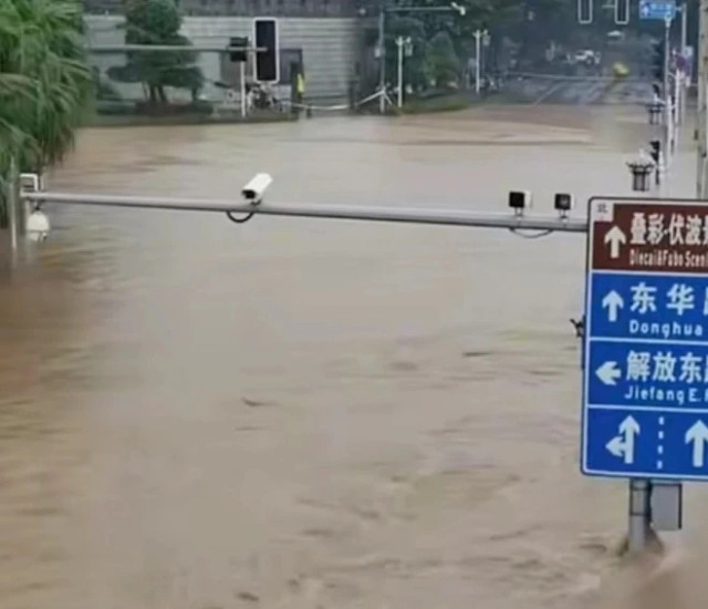 Chú rể phải dùng thuyền đón dâu vì đường ngập nước - Hình 2 Chu re phai dung thuyen don dau vi duong ngap nuoc-Hinh-2