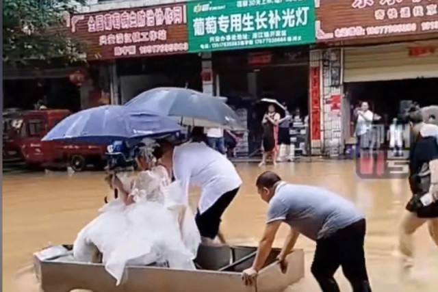 Chú rể phải dùng thuyền đón dâu vì đường ngập nước Chu re phai dung thuyen don dau vi duong ngap nuoc