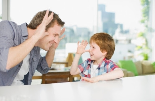Cách nói chuyện giúp cha mẹ dễ dàng khiến trẻ chịu lắng nghe Cach noi chuyen giup cha me de dang khien tre chiu lang nghe