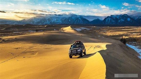 Sa mạc kỳ lạ được bao quanh bởi những ngọn núi và hồ phủ đầy tuyết Sa mac ky la duoc bao quanh boi nhung ngon nui va ho phu day tuyet