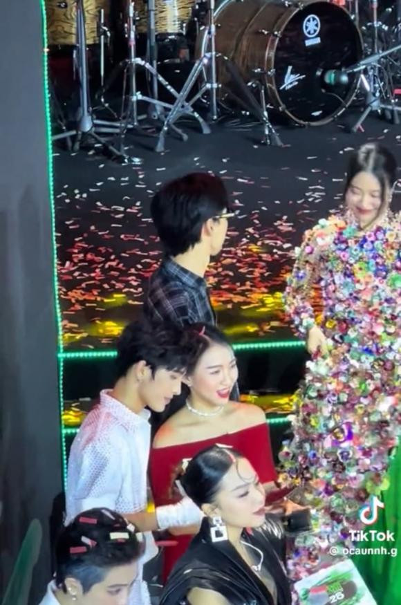Hoàng Thùy Linh "lơ đẹp" Đen Vâu khi chạm mặt - Hình 3 Hoang Thuy Linh