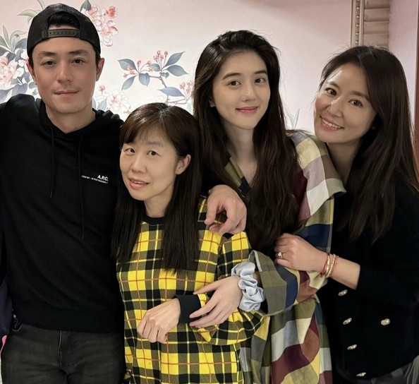 Hoắc Kiến Hoa gặp sóng gió với ảnh chụp cùng mỹ nhân kém 20 tuổi - Hình 2 Hoac Kien Hoa gap song gio voi anh chup cung my nhan kem 20 tuoi-Hinh-2