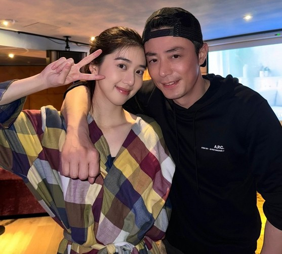 Hoắc Kiến Hoa gặp sóng gió với ảnh chụp cùng mỹ nhân kém 20 tuổi Hoac Kien Hoa gap song gio voi anh chup cung my nhan kem 20 tuoi