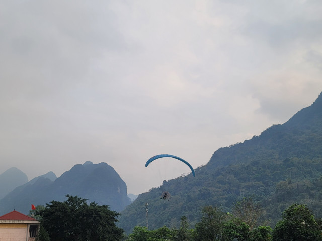 Du khách bay dù lượn tại phiên chợ vùng cao ở Thanh Hóa - Hình 4 Du khach bay du luon tai phien cho vung cao o Thanh Hoa-Hinh-4