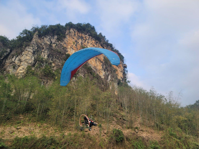 Du khách bay dù lượn tại phiên chợ vùng cao ở Thanh Hóa - Hình 5 Du khach bay du luon tai phien cho vung cao o Thanh Hoa-Hinh-5