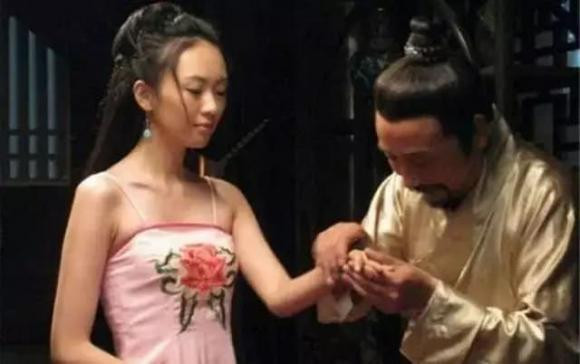 Vị hoàng đế hoang dâm vô độ, một đêm sủng ái 30 phi tần Vi hoang de hoang dam vo do, mot dem sung ai 30 phi tan