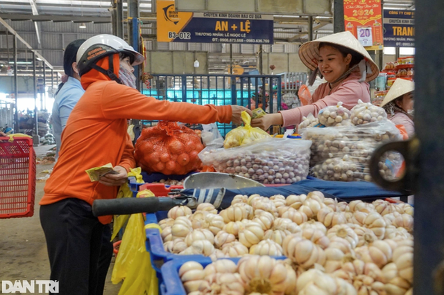 Tiểu thương chợ đầu mối lớn nhất TPHCM xoay cách gồng lỗ - Hình 2 Tieu thuong cho dau moi lon nhat TPHCM xoay cach gong lo-Hinh-2