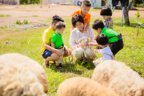 Điều ít biết về cuộc sống của Hoa hậu đông con nhất Việt Nam - Hình 2 Dieu it biet ve cuoc song cua Hoa hau dong con nhat Viet Nam-Hinh-2