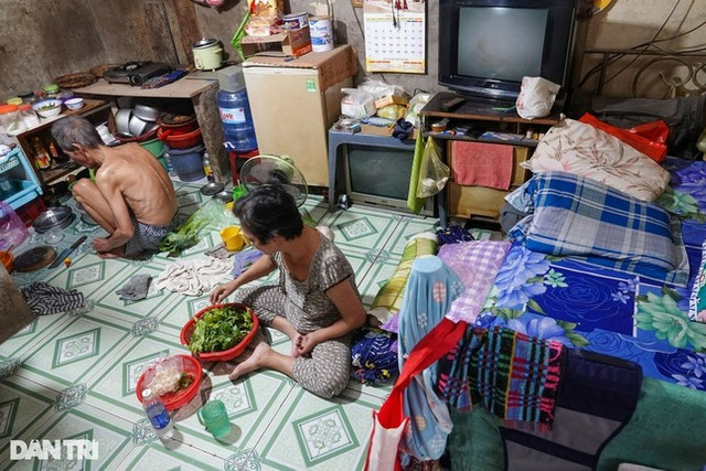 Phòng trọ như lò thiêu, lao động nghèo bật 2 quạt... ngồi thở Phong tro nhu lo thieu, lao dong ngheo bat 2 quat... ngoi tho