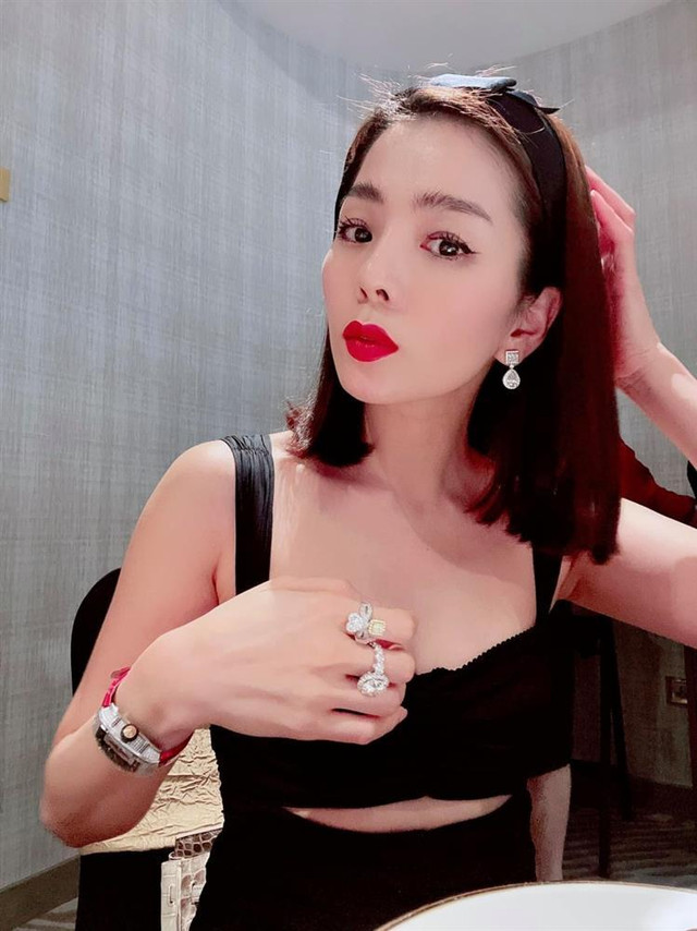 Những "nữ hoàng kim cương" Vbiz: Lệ Quyên đeo kín tay - Hình 2 Nhung